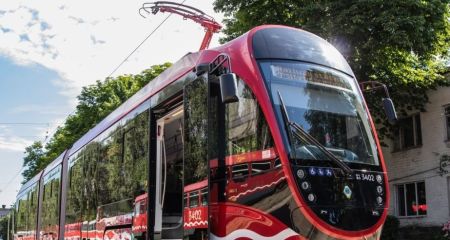 В Днепре возник конфликт между пассажиркой и контролерами в трамвае №1 (ВИДЕО)