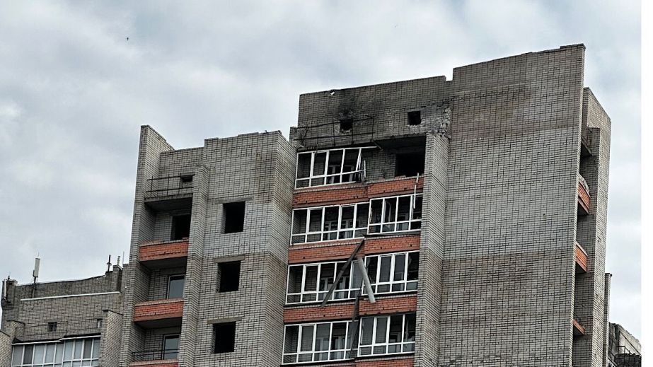 Потрощені дахи та вибиті вікна: поліція показала наслідки ворожих атак на Нікопольщину за минулу добу (ФОТО)