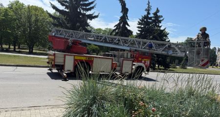 У Нікополі поліцейські знешкодили дрон з вибухівкою, який застряг на ялинці (ФОТО, ВІДЕО)