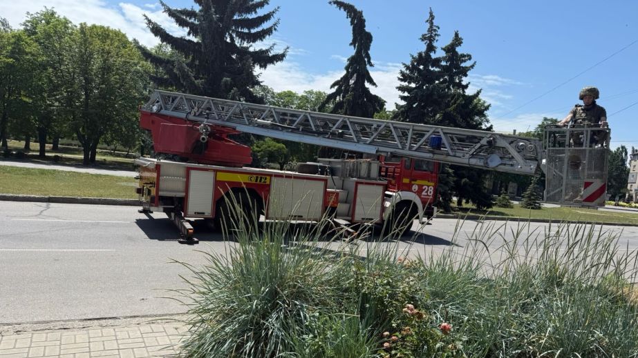 У Нікополі поліцейські знешкодили дрон з вибухівкою, який застряг на ялинці (ФОТО, ВІДЕО)