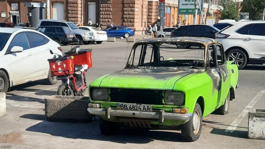 У Дніпрі на вокзалі спалили автівку, яка допомогла цілій родині врятуватися з-під обстрілів