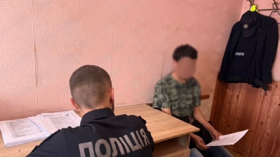 В Самаре мужчина украл деньги из кассы магазина и сбежал (ВИДЕО)