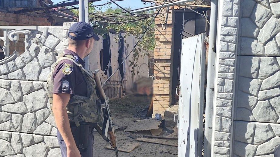 Потрощені будинки та поранені люди: у поліції показали наслідки обстрілів Дніпропетровщини минулої доби (ФОТО)