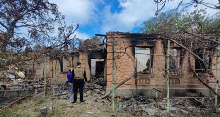 Посеченные дома и изуродованные дворы: в полиции показали последствия атак на Днепропетровщину за прошедшие сутки (ФОТО)