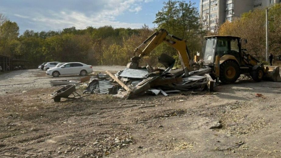 У Дніпрі знесли незаконну автостоянку (ФОТО)