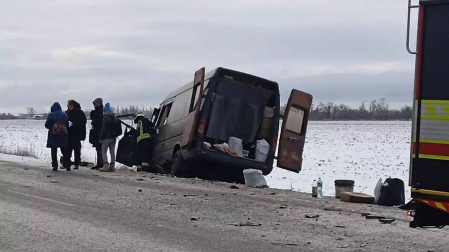У Дніпровському районі після ДТП водіїв затисло в машинах (ФОТО, ВІДЕО)