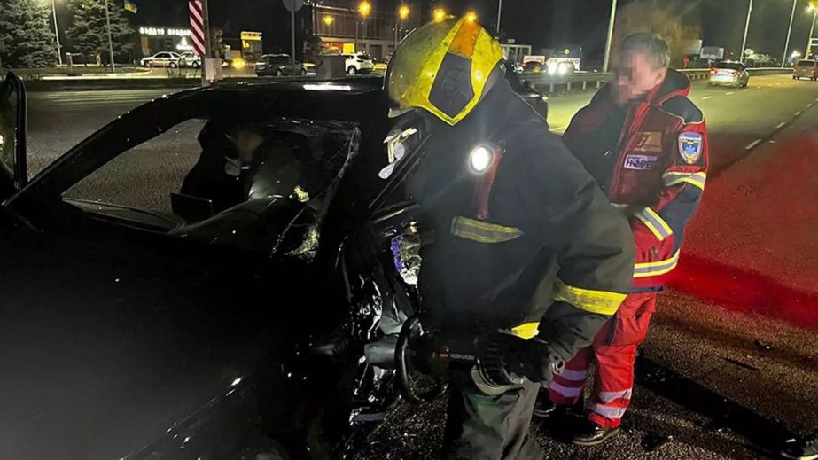 В Днепровском районе водителя деблокировали из искореженного после ДТП автомобиля