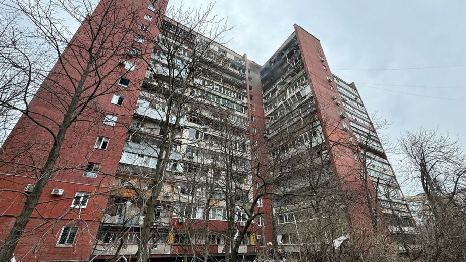 Скло та уламки витягали з тіл кілька годин: у Дніпрі рятують подружжя, важкопоранене внаслідок російської атаки (ВІДЕО)