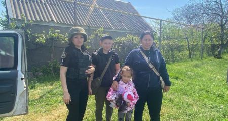 Поліцейські евакуювали ще одну родину з дітьми з прифронтового села на Дніпропетровщині