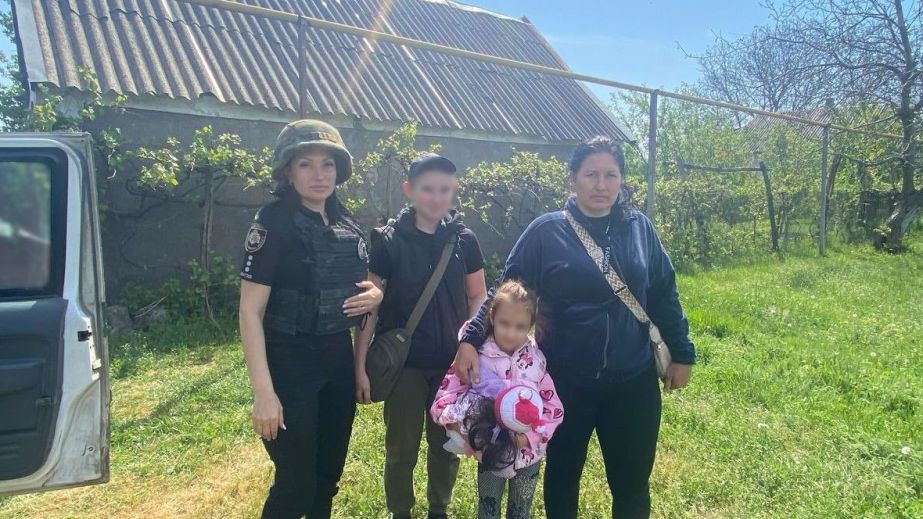 Поліцейські евакуювали ще одну родину з дітьми з прифронтового села на Дніпропетровщині