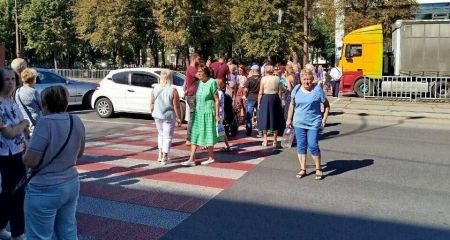 В Днепре люди перекрыли дорогу из-за отсутствия света и воды (ВИДЕО)