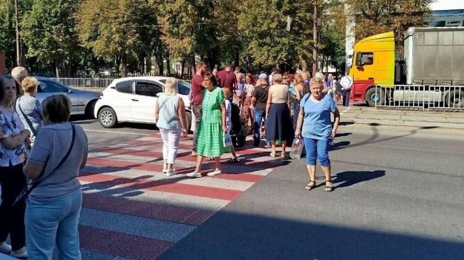 В Днепре люди перекрыли дорогу из-за отсутствия света и воды (ВИДЕО)