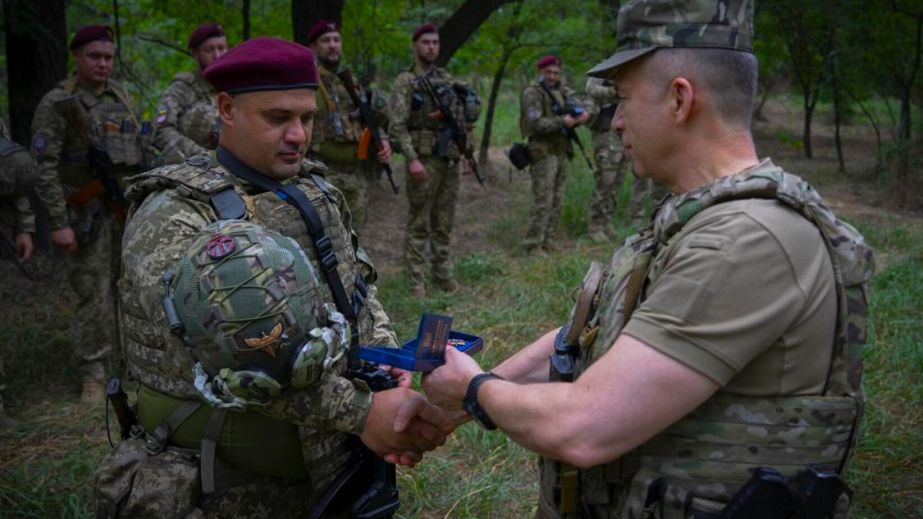 Сырский вручил "Золотой Крест" бойцу из 25-й Сичеславской бригады (ФОТО)