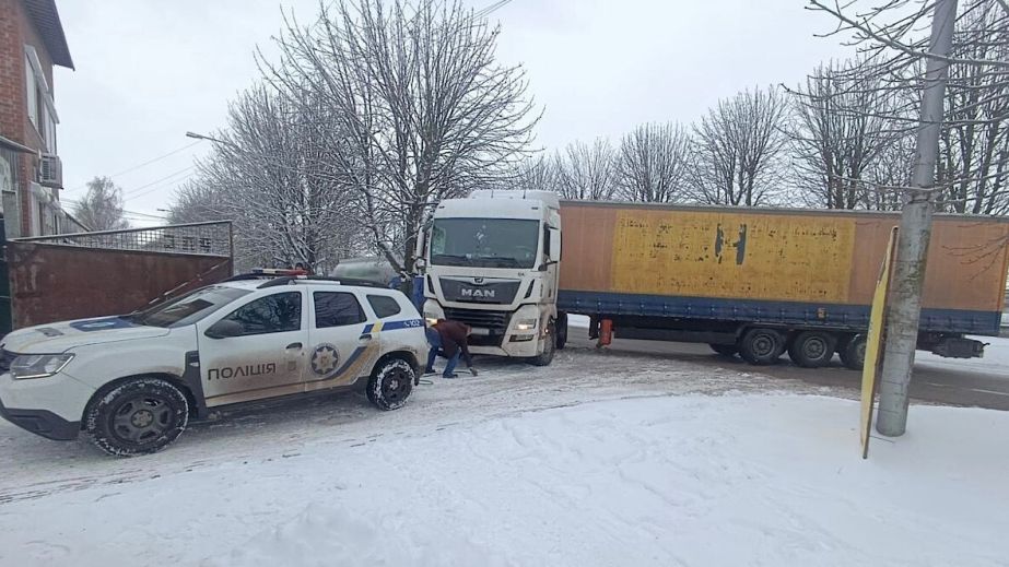 В Днепровском районе фура съехала с проезжей части на обочину и застряла (ФОТО)