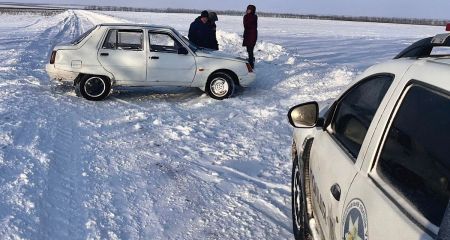 У Дніпровському районі чоловік з жінкою застрягли у автівці посеред засніженого поля