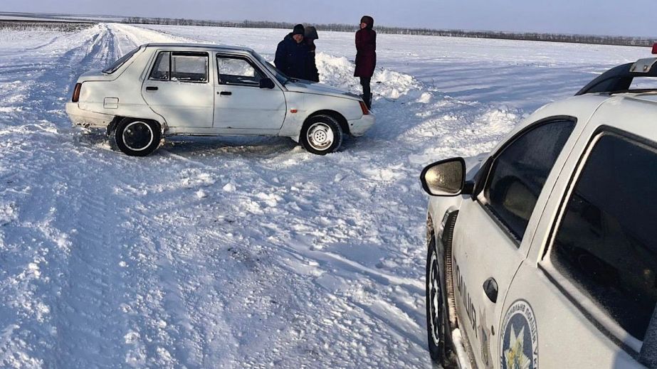 В Днепровском районе мужчина с женщиной застряли в машине посреди заснеженного поля