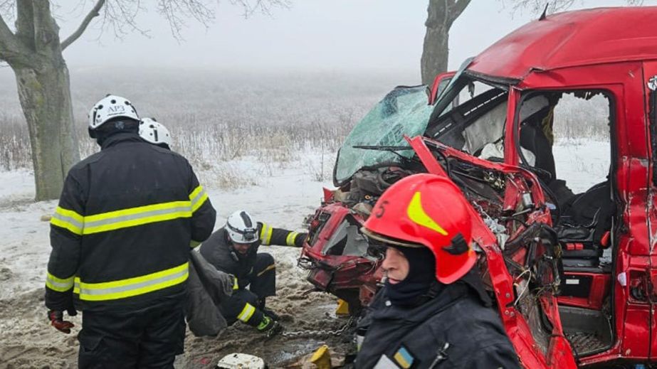 У Дніпрі зіштовхнулися сім автівок, одного водія затиснуло у салоні (ФОТО)