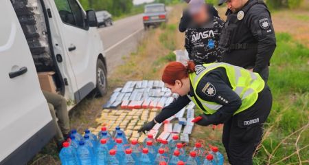 200 литров спиртного в автомобиле: на Днепропетровщине разоблачили мужчину, который наладил нелегальный бизнес (ФОТО)