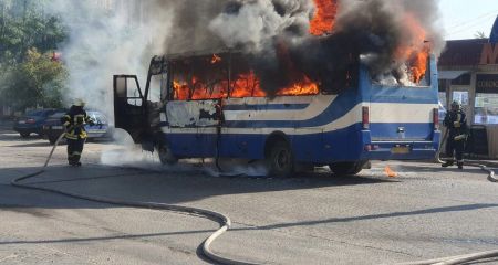 Рятувальники показали, як гасили палаючий автобус на одній з вулиць Дніпра (ФОТО)