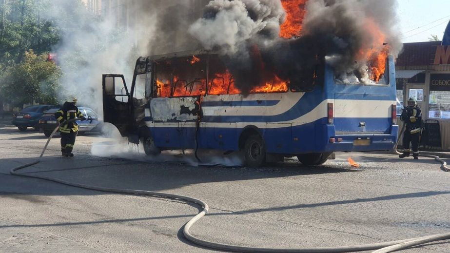 Рятувальники показали, як гасили палаючий автобус на одній з вулиць Дніпра (ФОТО)