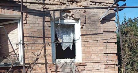 Вибиті вікна і понівечені подвір'я: у поліції показали наслідки ворожих атак на Дніпропетровщину за минулу добу (ФОТО)