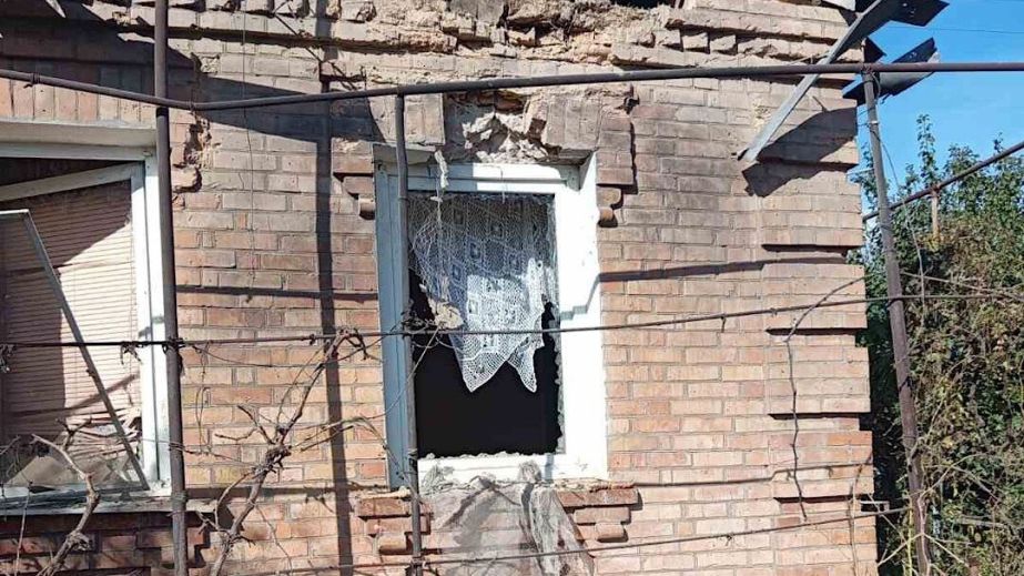 Вибиті вікна і понівечені подвір'я: у поліції показали наслідки ворожих атак на Дніпропетровщину за минулу добу (ФОТО)