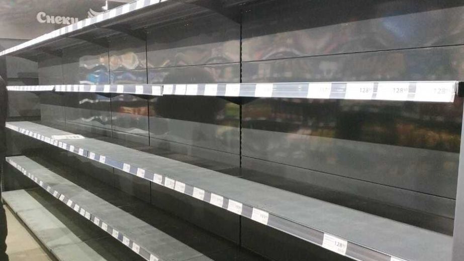 У прифронтовому селищі на Дніпропетровщині порожніють продуктові полиці в АТБ (ВІДЕО)