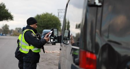 На Днепропетровщине будут судить полицейских, которые на блокпосте требовали взятки за вымышленные нарушения ПДД