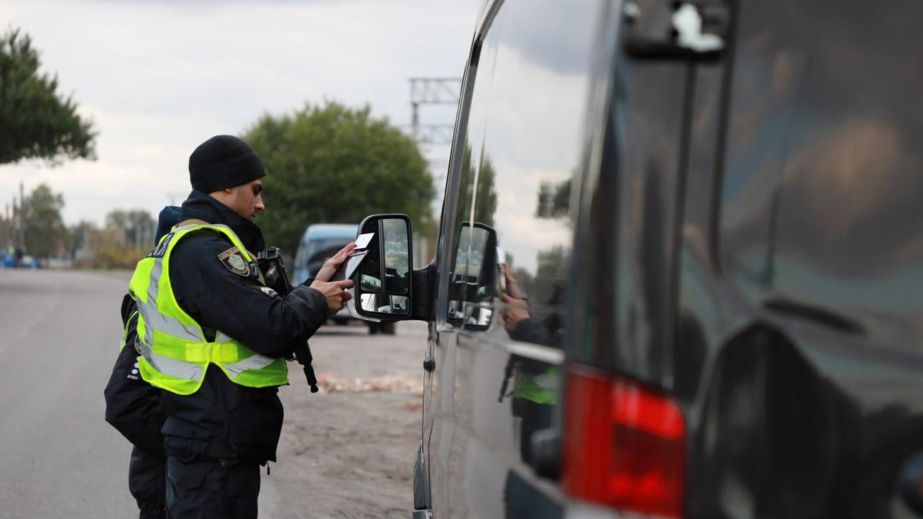На Дніпропетровщині судитимуть поліцейських, які на блокпості вимагали хабарі за вигадані порушення ПДР