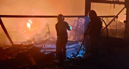 У ДСНС показали кадри гасіння пожеж, що виникли внаслідок нічної атаки на Дніпропетровщину (ФОТО)
