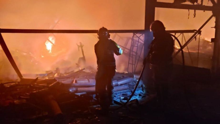В ГСЧС показали кадры тушения пожаров, возникших в результате ночной атаки на Днепропетровщину (ФОТО)