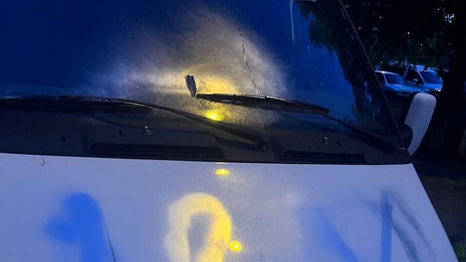 У Кривому Розі вандал обмалював загадковими символами чужу автівку (ФОТО, ВІДЕО)