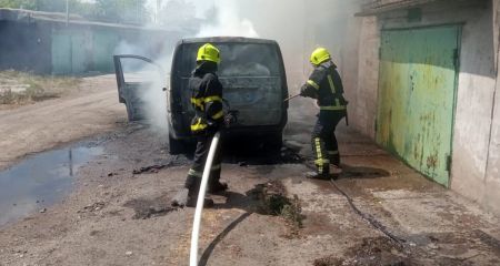 В Каменском мужчина получил ожоги, пытаясь потушить горящее авто (ФОТО)