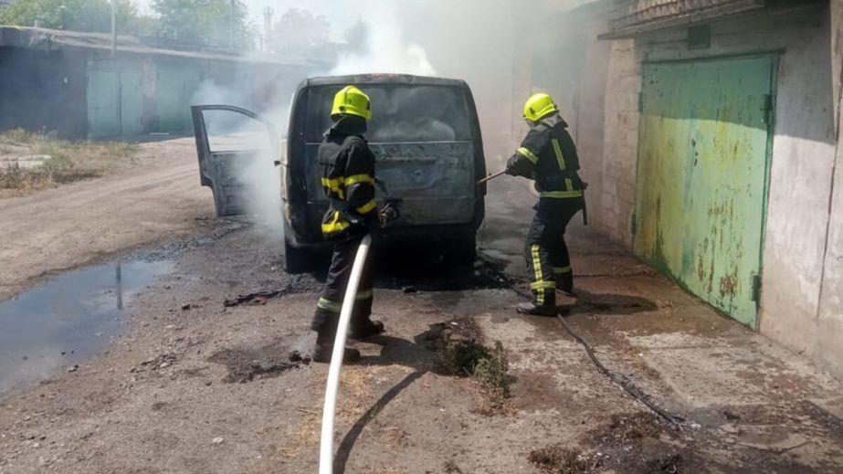 У Кам'янському чоловік отримав опіки, намагаючись загасити палаюче авто (ФОТО)