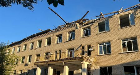 В Межевой россияне атаковали КАБами больницу: здание частично разрушено (ФОТО)
