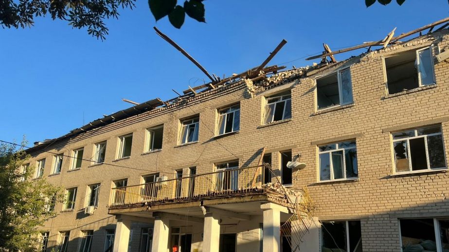 В Межевой россияне атаковали КАБами больницу: здание частично разрушено (ФОТО)