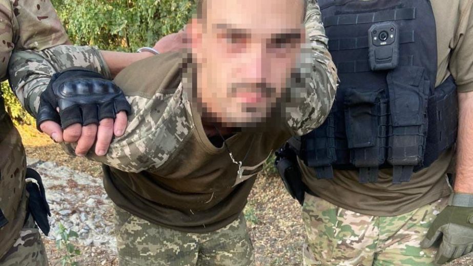 На Днепропетровщине дезертира, бросившего гранату в жену с ребенком, отправили на 10 лет за решетку