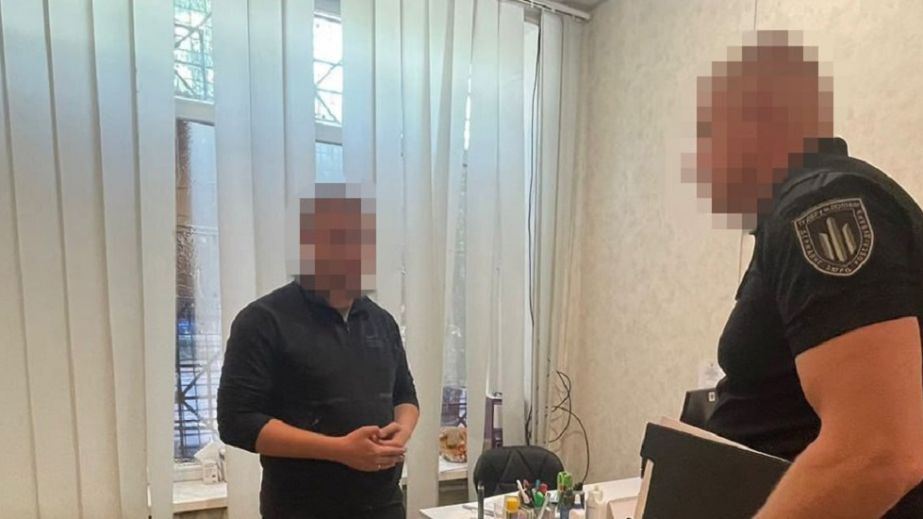 У Дніпрі працівник ТЦК незаконно списав з військового обліку 17 чоловіків