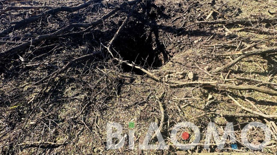 В Днепропетровской области вражеский КАБ оставил во дворе гигантскую воронку (ВИДЕО)
