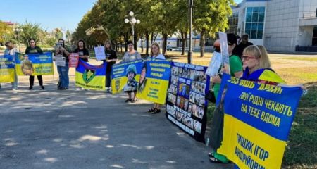 У Кривому Розі рідні військовополонених влаштували акцію під мерією (ФОТО)