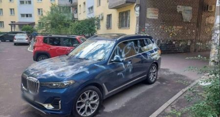 На одному з житлових масивів Дніпра невідомі обмалювали автомобілі (ВІДЕО)