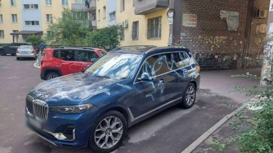 На одному з житлових масивів Дніпра невідомі обмалювали автомобілі (ВІДЕО)