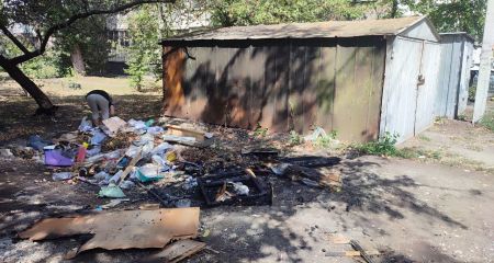 В Днепре под окнами многоэтажки горела стихийная свалка (ФОТО)