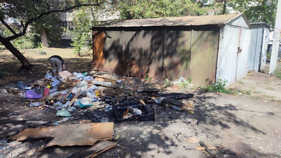 В Днепре под окнами многоэтажки горела стихийная свалка (ФОТО)