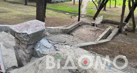 Как в Днепре в парке Глобы ремонтируют лестницу к тоннелю детской железной дороги (ФОТО, ВИДЕО)