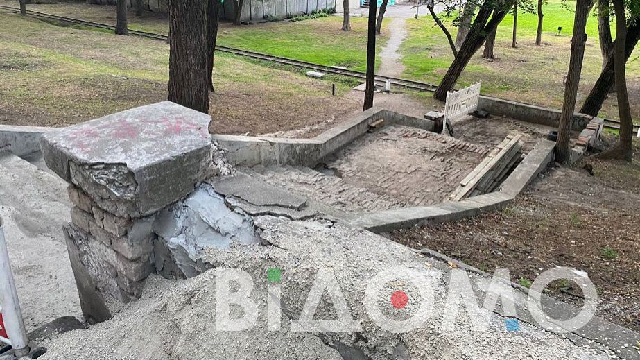 Как в Днепре в парке Глобы ремонтируют лестницу к тоннелю детской железной дороги (ФОТО, ВИДЕО)