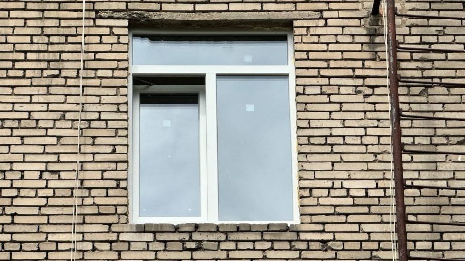 В Днепре устанавливают окна, которые вылетели после ракетного удара