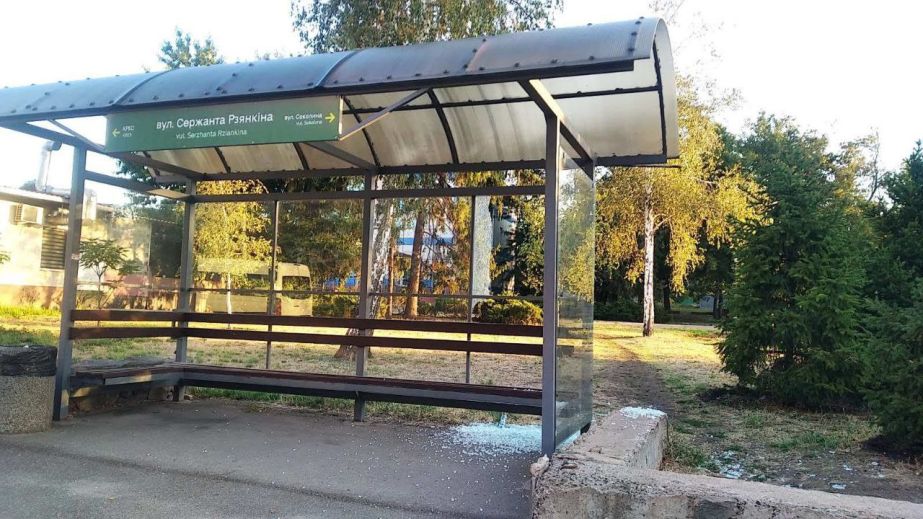 В Кривом Роге вандалы растрощили остановку (ФОТО)