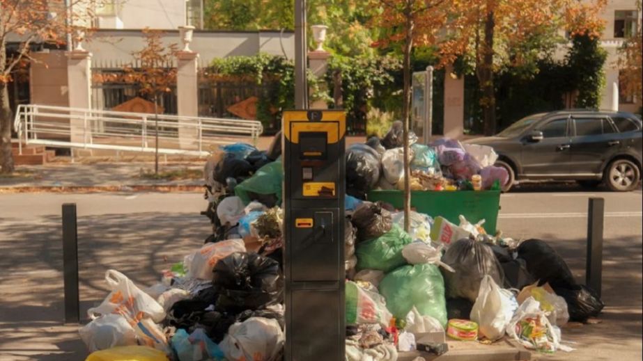 У центрі Дніпра біля паркомату утворилася сміттєва гора (ФОТО)