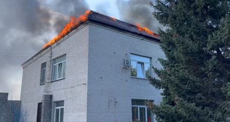 Из-за вражеской атаки в Межевой загорелось здание Центра активности граждан (ВИДЕО)